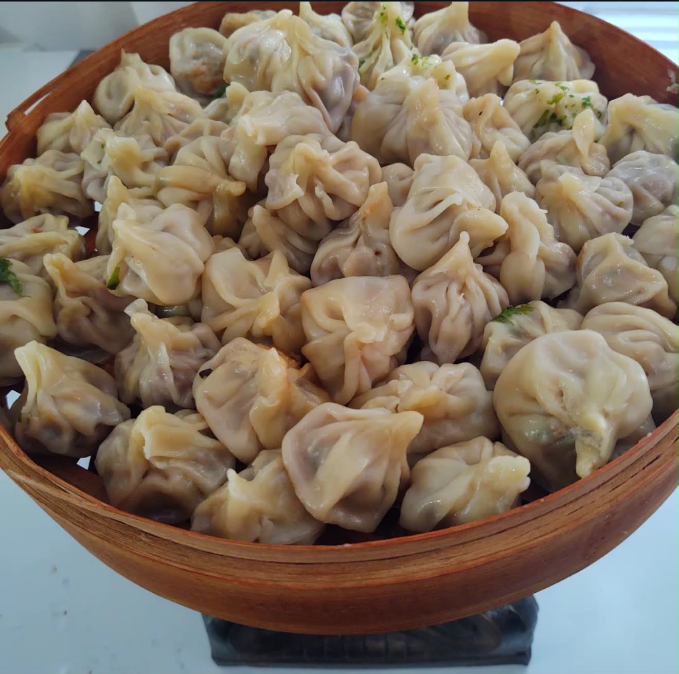Canasta de dumplings al vapor preparados por Casa Peña Cuisine