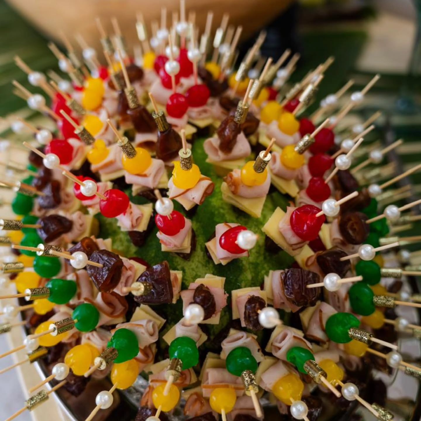 Bandeja de canapés y brochetas preparada por Casa Peña Cuisine para un evento corporativo