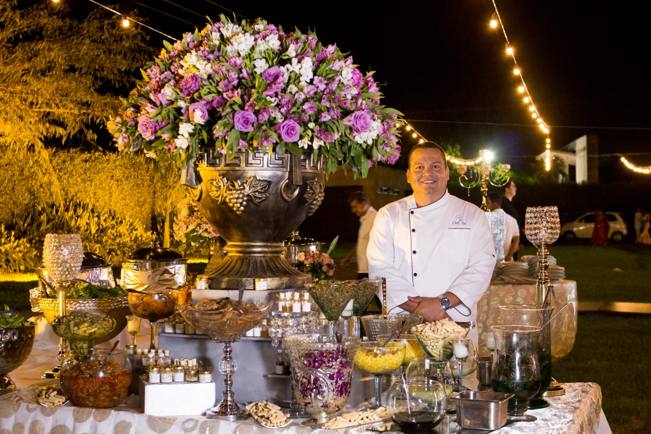 Montaje de estaciones y buffet de Casa Peña Cuisine en una recepción al aire libre en Barranquilla