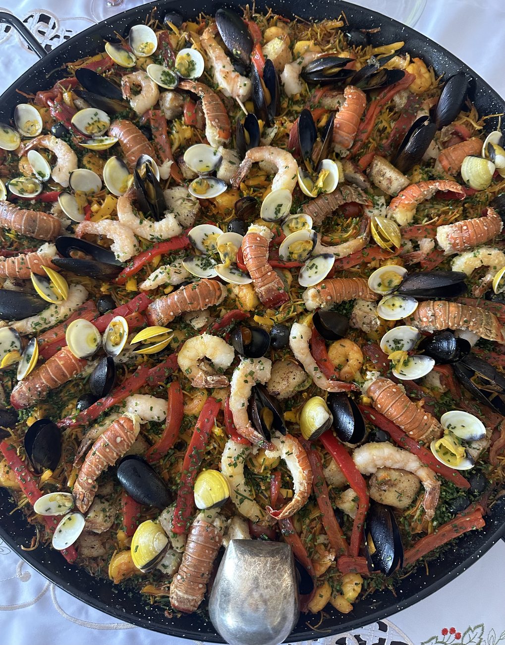 Paella de mariscos con langostinos, mejillones, almejas y pimentón, preparada por Casa Peña Cuisine